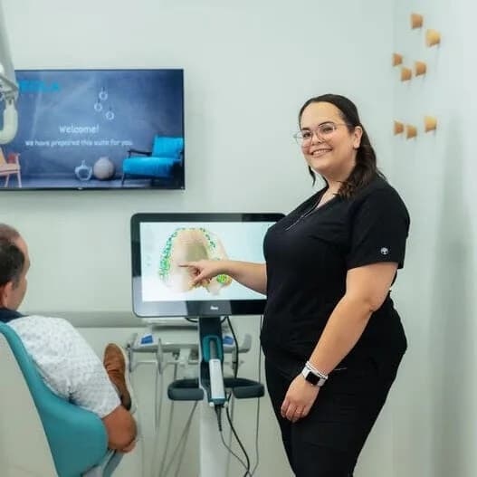 Neola Dental assistant showing a 3D dental scan on the iTero digital scanner in Minneola, FL